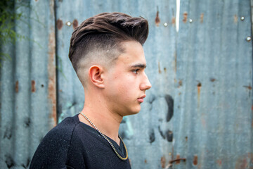 Adolescente luciendo corte de cabello