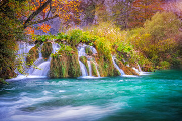 Wasserfall mit türkisblauem Wasser im Herbst