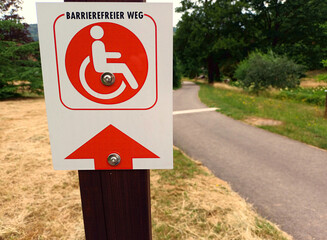 Schild barrierefreier Weg, rollstuhlgerecht, im Stadtpark von Annweiler am Trifels. 