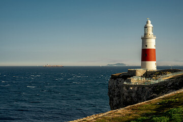 Latarnia morska Europa Point. Biało czerwony budynek latarni morskiej położony na południowym skraju Gibraltaru.  - obrazy, fototapety, plakaty