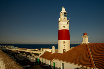Latarnia morska Europa Point. Biało czerwony budynek latarni morskiej położony na południowym skraju Gibraltaru. 