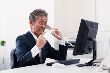 電話で激怒する上司