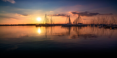Fototapeta na wymiar Segelboote zum Sonnenuntergang im Hafen