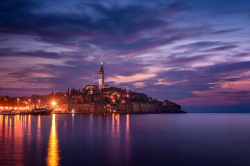 Fototapeta premium Langzeitbelichtung von Rovinj zur blauen Stunde