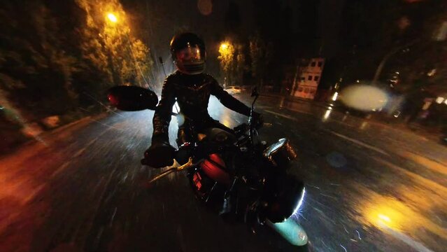 Night riding naked motorcycle bike during rain through the Munich city centre, Germany – 360 degree effect – video and audio