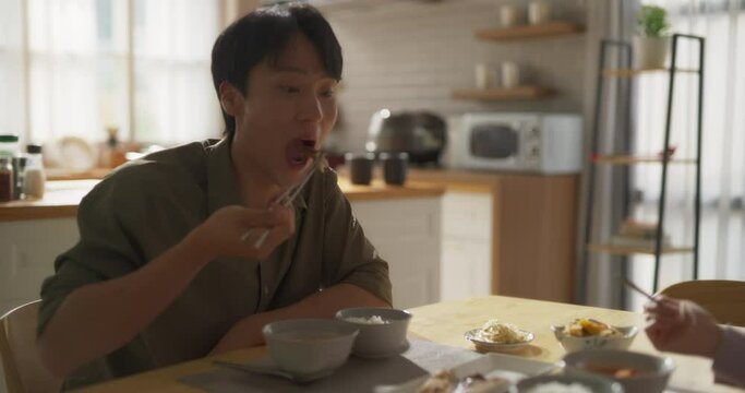 집에서 만든 맛있는 음식을 함께 먹는 젊은 커플