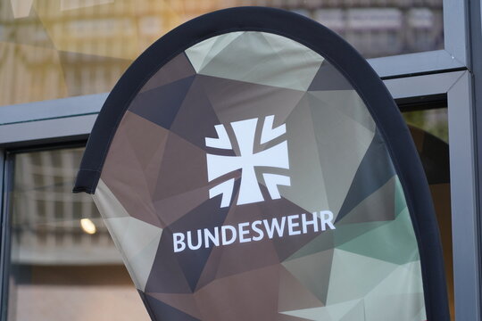 Logo der Bundeswehr auf einem Banner am Karrierecenter in der Friedrichstraße in Berlin am 25.07.2023