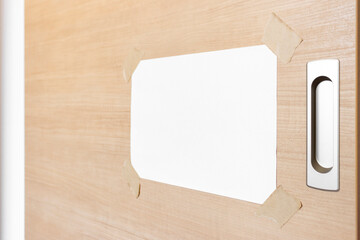 部屋の扉に貼られた空白の貼り紙