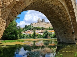 Point de vue sur la ville de Béziers dans l'hérault dans le sud de la France - 627332941