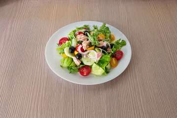 insalata, mista, fresca, tonno, pomodori, olive, cipolla, nere, gialli, pomodorini, cetrioli, rucola, cucina, italiana, tipica, tradizione, prospettiva, tavolo, legno, grezzo, piatto, bianco, pulito, 