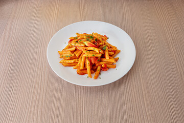 penne, alla, arrabbiata, pasta, piccante, peperoncino, pomodoro, sugo, cucina, italiana, tipica, tradizione, prospettiva, tavolo, legno, grezzo, piatto, bianco, pulito, roma, italia, classica, mamma, 