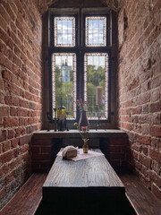 Obraz premium Still life with bouquet of carnations on a windowsill in old building