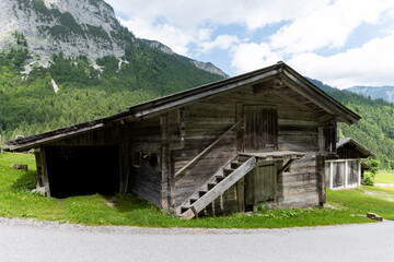 Fototapeta na wymiar Viehstall im Alpenpark Karwendel.