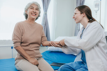 Obraz premium Portrait of beautiful doctor sharing data from digital tablet with elderly patient