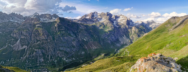 Vue panoramique du massif alpin qui accueille la Réserve naturelle de la Bailletaz, Haute-Savoie,...
