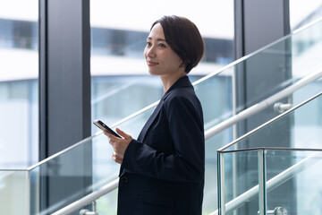 Fototapeta premium 携帯を持つ日本人女性