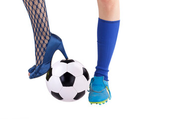 Fußballerin mit verschiedenen Schuhen und Ball auf weißen Hintergrund