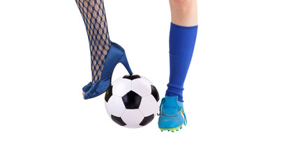 Fußballerin mit verschiedenen Schuhen und Ball auf transparenten Hintergrund