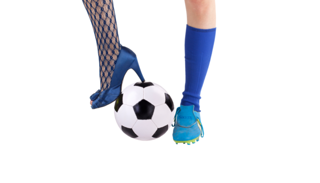 Fußballerin mit verschiedenen Schuhen und Ball auf transparenten Hintergrund