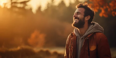 Fotobehang Mann lachend im Herbst Wald  © Karat