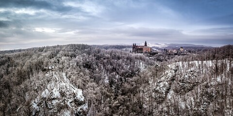 Książański Park Krajobrazowy zimą, w oddali zamek Książ. - obrazy, fototapety, plakaty