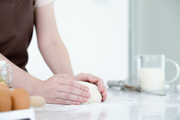 Obraz na płótnie Canvas Woman kneading dough on the table.