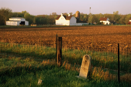 Cemetery on a historic farm near Lincoln, Nebraska.; Lincoln, Nebraska, United States of America
