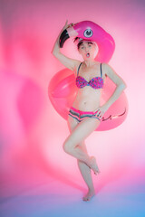 Femme et sa Bouée Flamant Rose