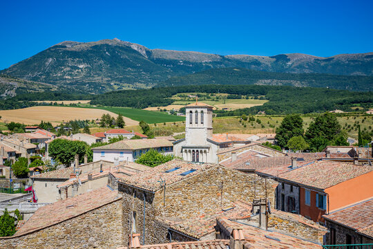 Dans le village de Bourdeaux dans la Dr&ocirc;me