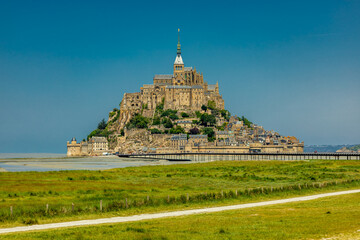 Abstecher zur Touristischen Attraktion in der Normandie - Le Mont-Saint-Michel - Frankreich - obrazy, fototapety, plakaty