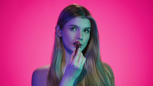 Nakładanie szminki na usta 