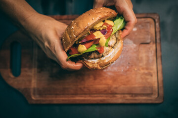 Comiendo hamburguesa