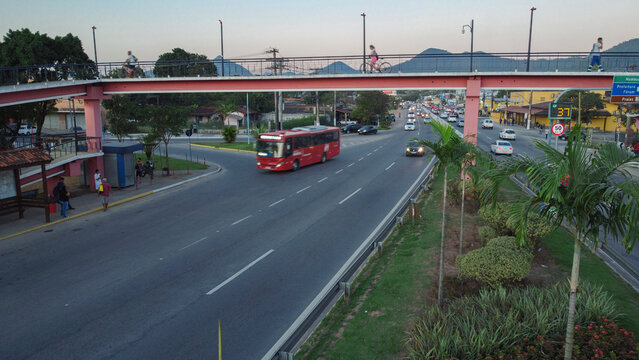 Vermelhinho, &ocirc;nibus tarifa zero de Maric&aacute; na rodovia Amaral Peixoto (RJ-106).