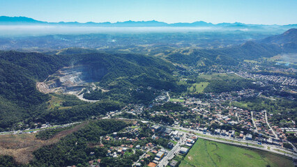 Obraz premium Parte de Maricá com vista ao fundo à Região Serrana do Rio de Janeiro.