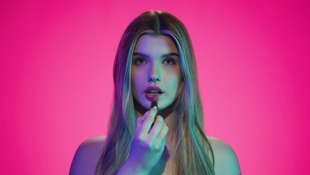 Malowanie usta  szminką na czerwono