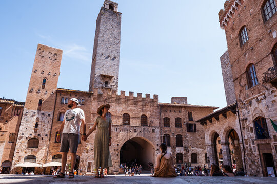 Fototapeta Beautiful traveler couple on the streets of San Gimignano, Italy