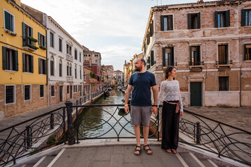 Fototapeta na wymiar Beautiful traveler couple on the streets of Venice, Italy