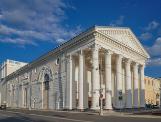 Obraz premium facade of a building with columns