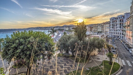 Coucher de soleil sur la promenade des anglais de Nice sur la Côte d'Azur