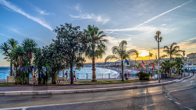 Coucher de soleil sur la promenade des anglais de Nice sur la C&ocirc;te d'Azur