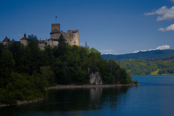 Fototapeta na wymiar Niedzica Castle on a hill above the Dunajec River