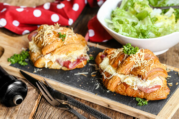 duo de croissants au jambon béchamel et gruyère, photo réelle