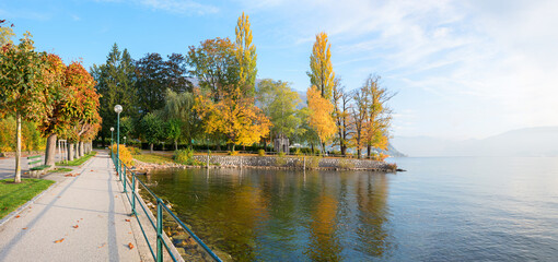 lakeside promenade Traunsee, tourist resort Gmunden, autumn season Salzkammergut