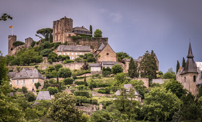 Turenne (Corrèze, France) - Vue de la cité médiévale sous un ciel nuageux et menaçant - 627478106