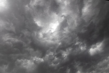 Obraz premium Dramatic dark clouds short before a thunderstorm and heavy rain