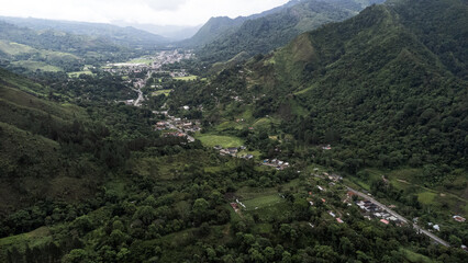 Naklejka premium Drone point of view videos of the mountain town of Caripe, Monagas State, Photos of mountains, lots of vegetation, crops, village hamlets, roads, inns