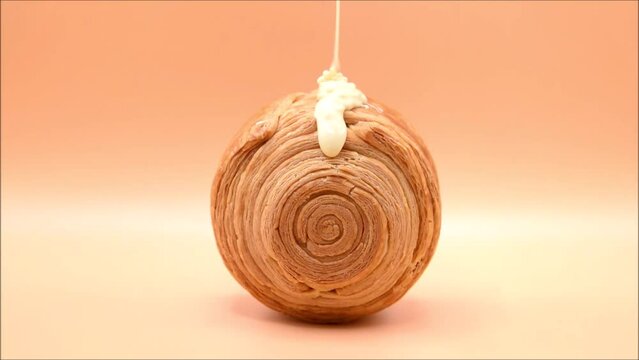 New York roll glaseado con chocolate blanco