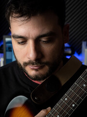 Retrato de músico guitarrista en estudio de grabación