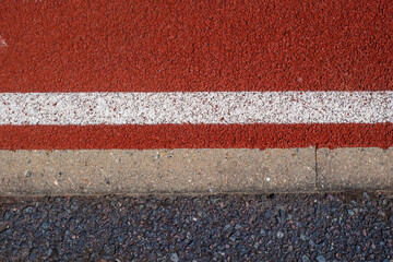 Le bord d'une piste d'athlétisme avec du goudron