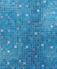 Mosaik aus kleinen blauen quadratischen Fliesen 